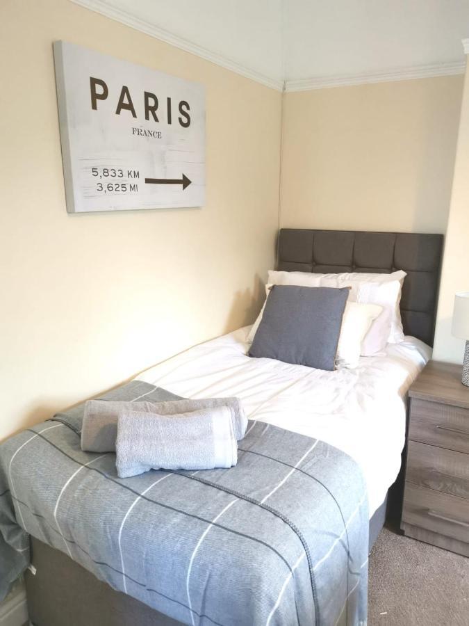 Off Road Parking, Garden, Tv In Every Room Swansea Eksteriør billede